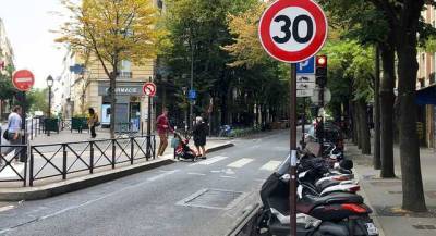В Париже ограничили скорость движения автомобилей до 30 км/ч