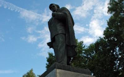 Литовские социал-демократы поднялись на защиту памятника советскому писателю Цвирке