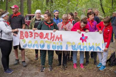 На Урале 100 человек вышли на субботник, чтобы доказать, что городу нужен детский лагерь