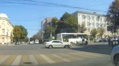 Момент столкновения маршрутки и иномарки в центре Воронежа попал на видео