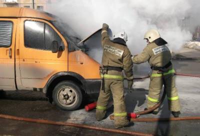Пять человек тушили автомобиль в Кировском районе Петербурга утром 31 августа
