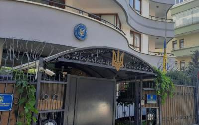 Консульский отдел посольства Украины в Турции перестал работать: что известно