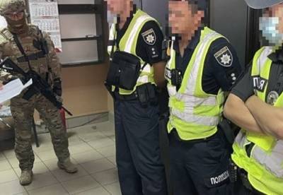 На Херсонщине патрульные требовали деньги с водителей перегруженных фур (фото)