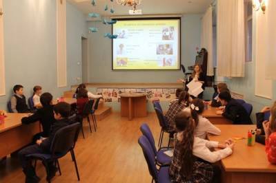 Более 90% школьных кружков и секций в Петербурге оплачивает Смольный