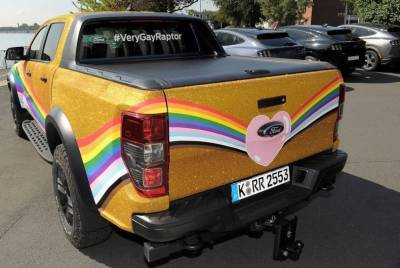Удар по гомофобии: Ford построил ЛГБТ-кар