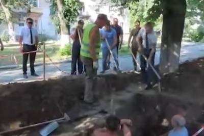 Россияне пытались закопать археологов, приняв их за монтажников 5G