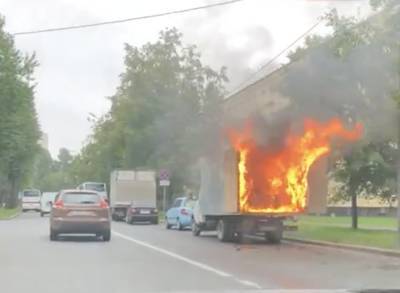 На юге Петербурга в кузове грузовика открылись «адские врата»