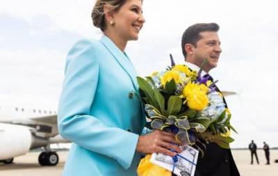 Образ дня: Елена Зеленская прилетела в США в стильном голубом костюме (ФОТО)