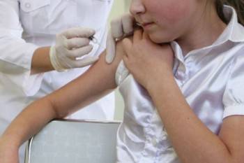 Педиатр предостерег от вакцинации школьников от коронавируса