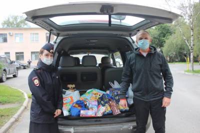 Сотрудники псковской полиции приняли участие в акции помощи школьникам