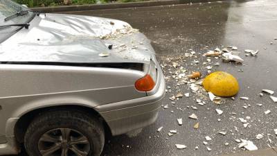 В Мурино неизвестные скинули унитаз на припаркованный под домом автомобиль