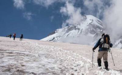 Украинские альпинисты попали под лавину на горе Казбек, есть пострадавшие
