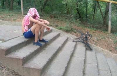 Неадекват бросался на прохожих со скамейкой в руках: кадры из курортной зоны Одессы