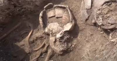 Уникальное захоронение. Археологи нашли скелеты древних людей с урнами на головах