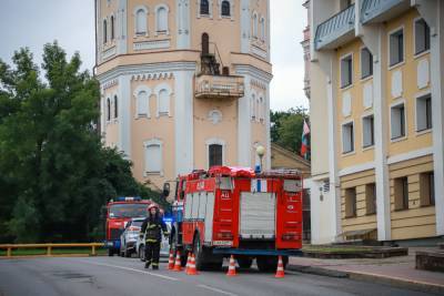 В Гродно спасатели и случайная прохожая сняли с крыши 9-летнюю девочку
