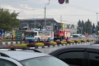 В Харькове молния ударила в троллейбус и в 100-метровый флагшток с флагом Украины