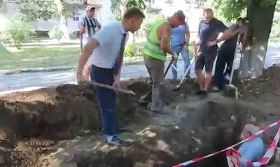 Жители Азова заподозрили археологов в намерении установить вышку 5G и пытались закопать их живьем