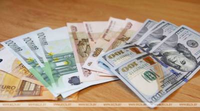 Доллар на торгах 31 августа подешевел, евро и российский рубль подорожали