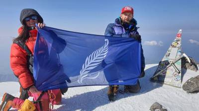 Историк в честь 100-летия БГУ покорил Эльбрус и установил на вершине флаг вуза