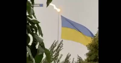 В Харькове в самый высокий флагшток Украины попала молния (видео)