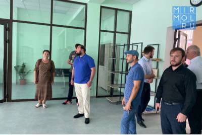 Лидер проекта «Трезвая Россия» Султан Хамзаев проверил готовность двух школ Каспийска к началу учебного года