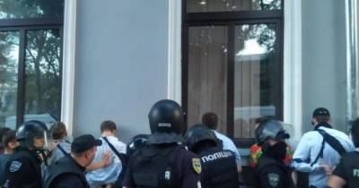 Драка с полицией на марше ЛГБТ в Одессе: суд избрал 13 подозреваемым меру пресечения