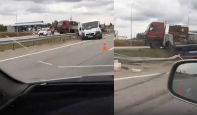 На трассе Екатеринбург - Тюмень фура протаранила грузовик и сломала железный отбойник