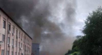Поднимается черный дым: в киевском офисном здании вспыхнул пожар, кадры с места