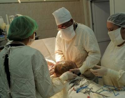 Рязанские врачи удалили женщине опухоль весом 8 килограммов