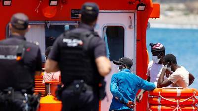 Не менее 14 мигрантов погибли в море по пути к Канарским островам