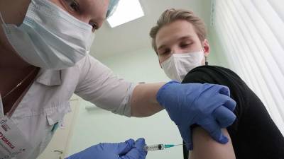 Врачи оценили необходимость прививки от гриппа после вакцинации от COVID-19