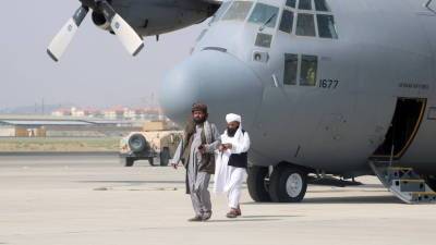 Видео из аэропорта Кабула, куда вошли талибы после ухода американских военных
