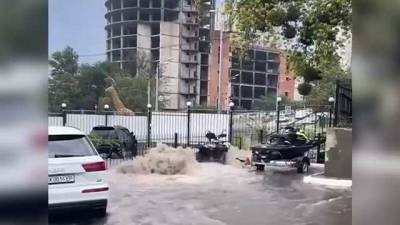 Харьков "поплыл" после ливня: бьют фонтаны и застревают авто