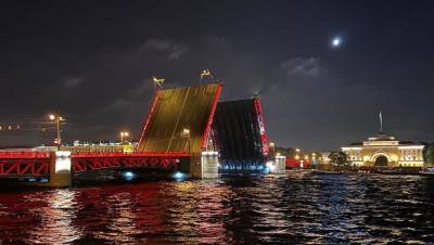 Дворцовый мост окрасят красными огнями в честь 80-летия конвоя "Дервиш"