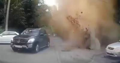 На улице в Москве взорвалась труба с фекалиями
