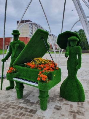 Зеленый арт-объект с высаженными бархатцами украсил две школы в Сланцах — фото