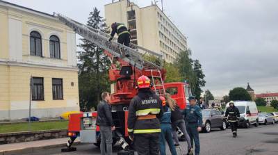 В Гродно спасатели сняли с крыши двухэтажного дома девочку