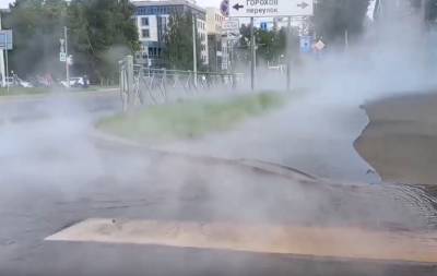 В Петербурге на улице Савушкина хлынул кипяток — видео