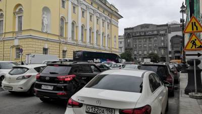 Петербуржцев предупредили о больших заторах на дорогах перед Днем знаний