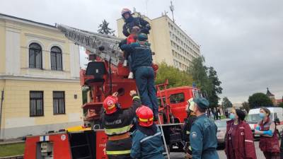 Спасатели сняли с крыши девятилетнюю девочку в Гродно