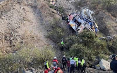 В результате падения автобуса в пропасть в Перу погибли десятки людей и мира