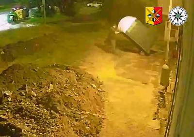 В Праге неизвестный украл с улицы мобильный туалет: видео