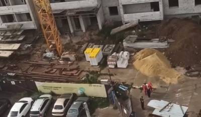 ЧП на стройке в Харькове: балка упала на рабочего, кадры с места
