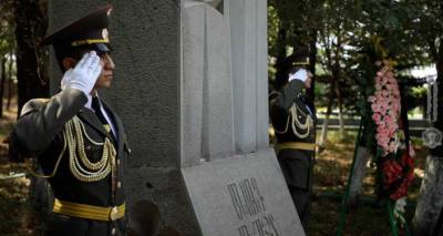 Родители Нарека Геворкяна знали о демонтаже столбов с его могилы - Минобороны