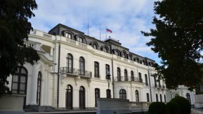 Посольство России назвало причину закрытия школы в Праге