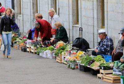 У уличных торговцев Петербурга начался сезон продаж