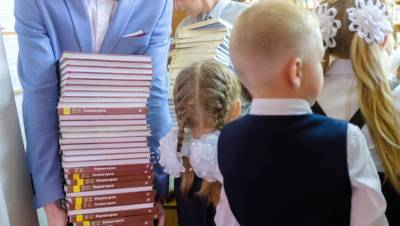 Петростат подсчитал затраты на набор школьника в Петербурге