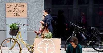 ФОТО: На улице Чака в Риге провели пикет за сохранение велополос