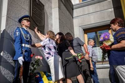 В Киеве поминали нацгвардейцев, убитых под Верховной радой...