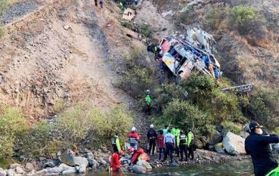 В Перу очередной автобус с пассажирами рухнул с высоты 200 метров - korrespondent.net - Украина - Лима - Перу